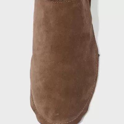Pantufa de camurça castanha vista de cima