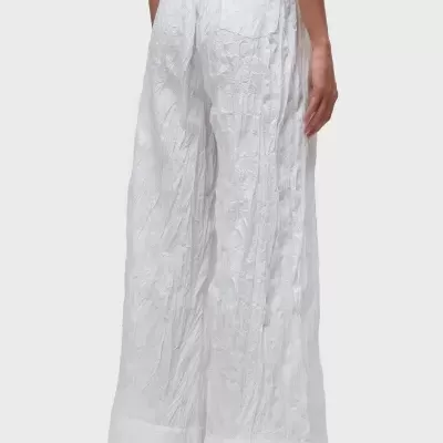 Calças brancas enrugadas de largura larga vistas de trás