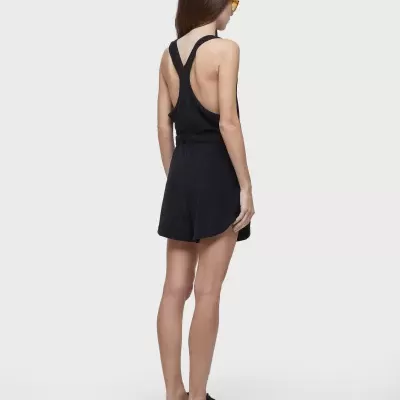 Vestido preto sem mangas com alças cruzadas nas costas