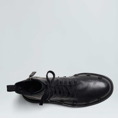 Bota masculina preta em pele vista de cima