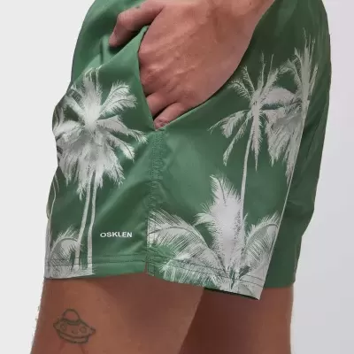 Calções de banho verdes com padrão de palmeiras brancas e bolso lateral.