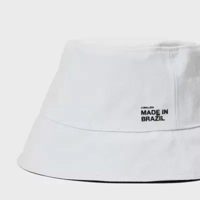 Chapéu tipo pescador branco com texto impresso preto