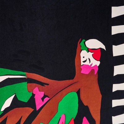 Tecido preto com desenho colorido de arara e riscas verticais brancas e pretas