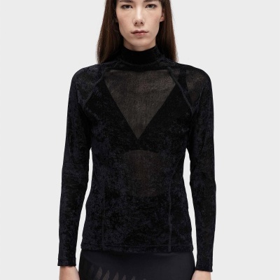 Camisola preta de manga comprida com gola alta e transparência triangular