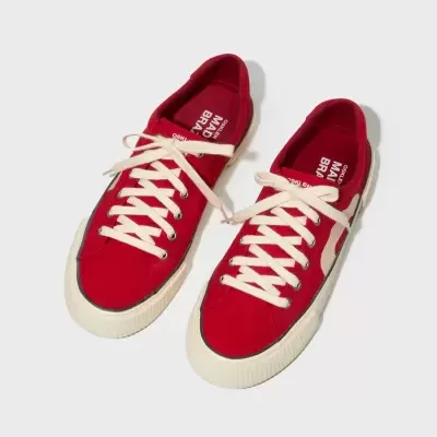 Ténis vermelhos com atacadores e sola branca