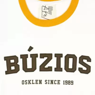 Camisola branca com gola amarela e texto BÚZIOS e OSKLEN SINCE 1989
