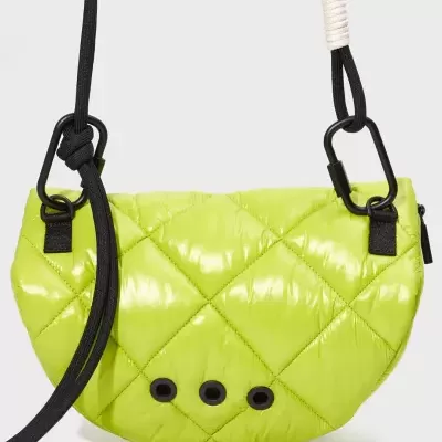 Mala de ombro verde-limão acolchoada com ilhóses pretos e correia preta