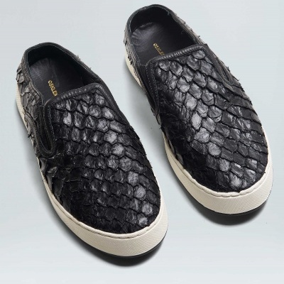 Ténis slip-on pretos com padrão de escamas e sola branca