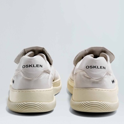 Sapatilhas brancas OSKLEN vistas de trás com sola creme