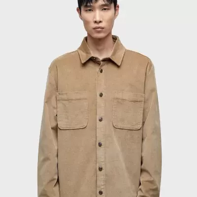 Camisa masculina bege de veludo cotelê com botões e bolsos frontais