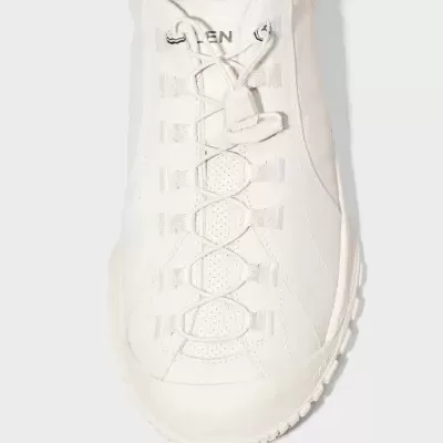 Ténis branco OSKLEN com atacadores elásticos e sola de borracha.