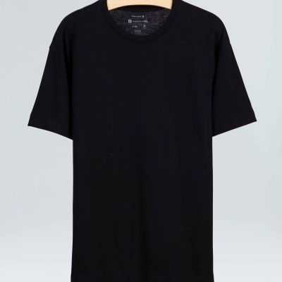 Camiseta preta de manga curta pendurada num cabide de madeira