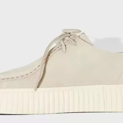 Sapatilha creme com sola espessa texturizada e atacadores