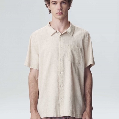 Camisa de manga curta bege com bolso e botões vista frontal