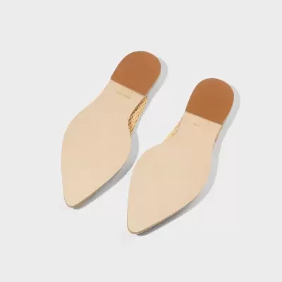 Par de sapatos rasos com sola bege claro e laterais trançadas