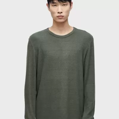 Camisola de malha fina verde musgo com gola redonda em fundo branco