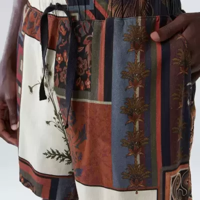 Calções masculinos estampados com padrões florais e abstratos em várias cores.