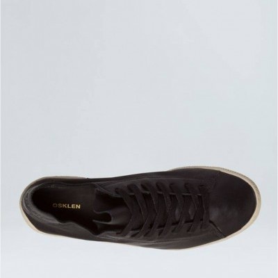 Ténis preto com sola branca, atacadores pretos, marca OSKLEN no interior