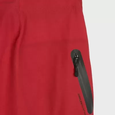 Calções vermelhos com bolso impermeável preto e texto OSKLENSURFING.