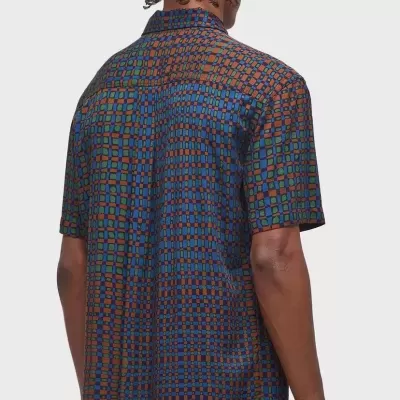 Camisa de padrão geométrico azul, castanho e verde vista de costas