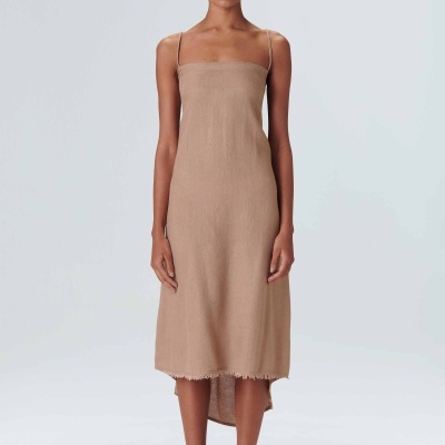 Vestido midi bege de alças finas com bainha assimétrica e acabamento desfiado