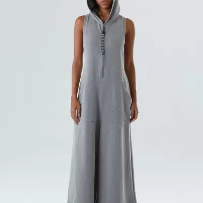 Macacão cinzento claro sem mangas com capuz e fecho frontal