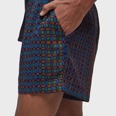 Calções masculinos com padrão geométrico colorido e bolso lateral