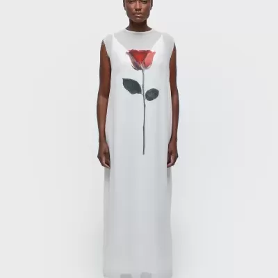 Vestido branco longo com estampa de rosa vermelha frontal