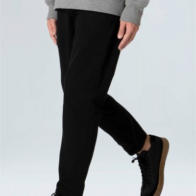 Calças pretas justadas com ténis pretos e sweatshirt cinzento