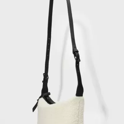 Mala de ombro felpuda branca com alça preta ajustável