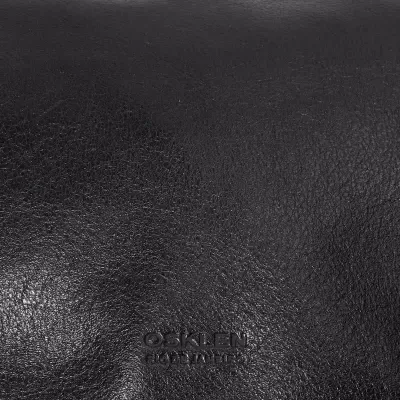 Mala preta em pele com texto em relevo OSKLEN RIO DE JANEIRO