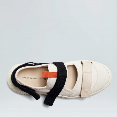 Sapatilha bege com tiras preta e bege e sola branca