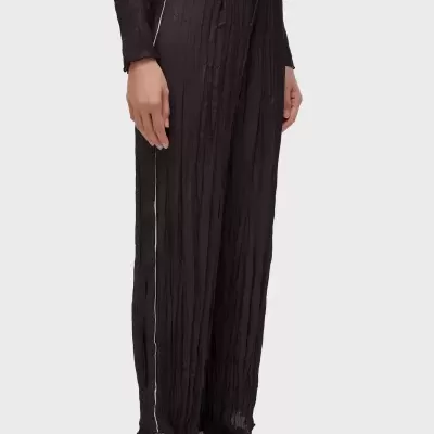 Calças femininas pretas com risca branca lateral e sandálias castanhas