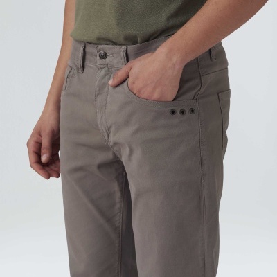 Calças cinzentas compridas com bolsos e botão, pessoa a usar, fundo branco