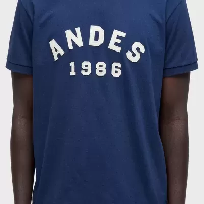 T-shirt azul escuro com texto branco 'ANDES 1986' estampado