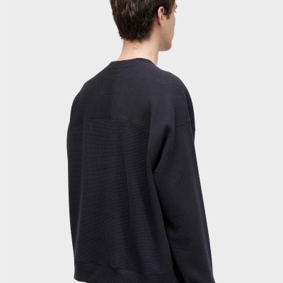 Homem visto de costas com sweatshirt preta de malha texturizada