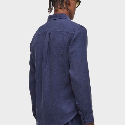 Camisa azul escuro de manga comprida vista de costas