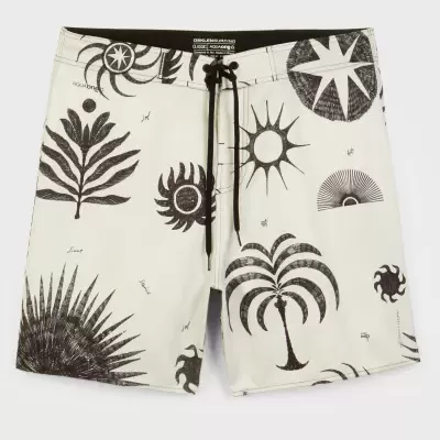 Calções de banho brancos com padrão preto de sol e folhas, cordão preto na cintura