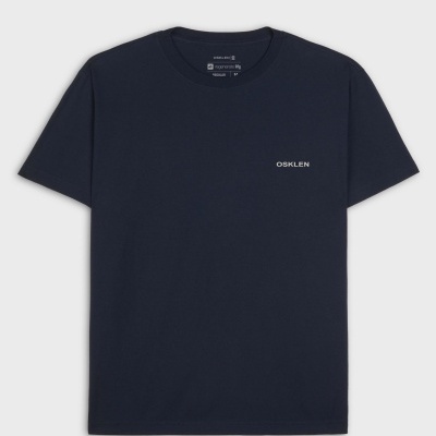 T-shirt azul escura com logo OSKLEN