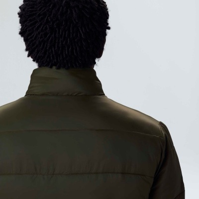 Casaco acolchoado verde-escuro visto de trás com colarinho levantado