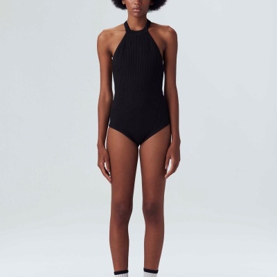 Fato de banho preto canelado com gola halter em modelo feminino