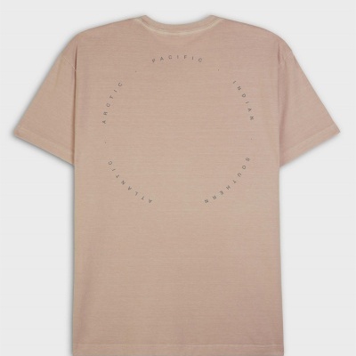 T-shirt bege com texto circular cinza nas costas