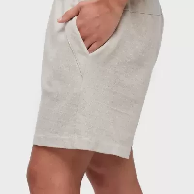 Calções bege claro com bolso lateral e cinto visível