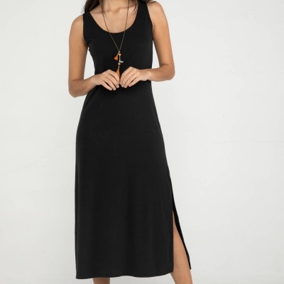 Vestido comprido preto sem mangas com fenda lateral