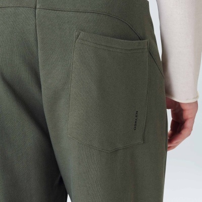 Calças verdes com bolso traseiro e texto Calvin Klein no bolso