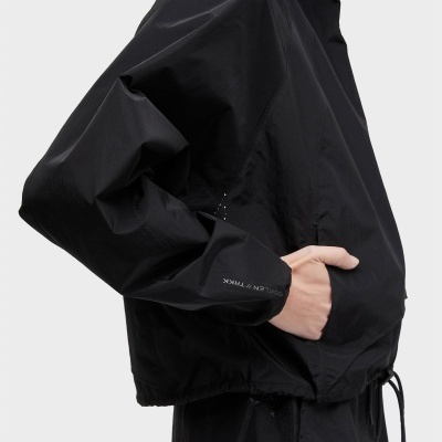 Anorak preto de tecido sintético com bolso canguru e cordão ajustável