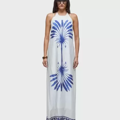Vestido longo branco com padrão azul e acessórios