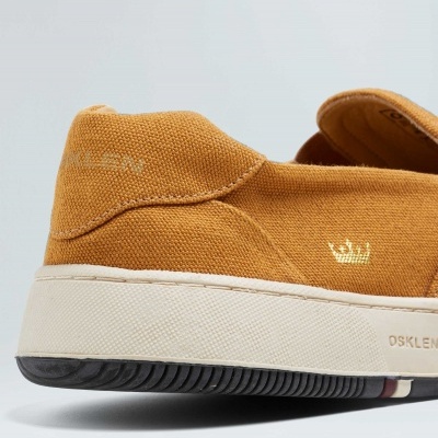 Sapato casual castanho com sola branca e marca OSKLEN