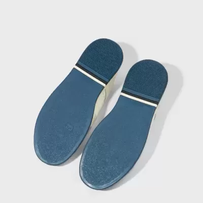 Solado de sapatos azuis antiderrapantes com riscas preta e branca