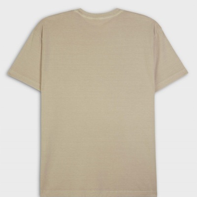 T-shirt bege básica de costas com fundo branco